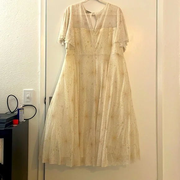 NWT TORRID DRESS - STAR MOON PRINT - MIDI A-LINE MESH FLUTTER SLEEVE PLUS SIZE - Picture 4 of 6